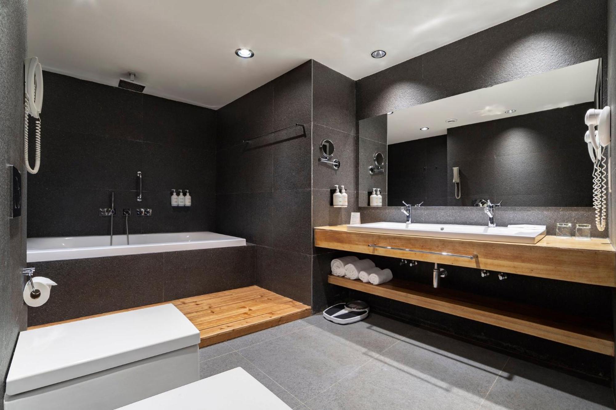 Holiday Inn - Tbilisi By Ihg Eksteriør bilde
